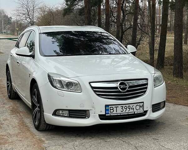 Белый Опель Инсигния, объемом двигателя 2 л и пробегом 359 тыс. км за 8500 $, фото 2 на Automoto.ua