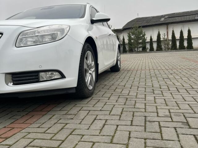 Белый Опель Инсигния, объемом двигателя 2 л и пробегом 324 тыс. км за 7000 $, фото 2 на Automoto.ua