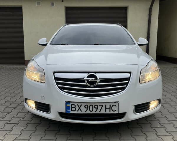Белый Опель Инсигния, объемом двигателя 1.96 л и пробегом 262 тыс. км за 7500 $, фото 2 на Automoto.ua