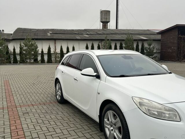 Белый Опель Инсигния, объемом двигателя 2 л и пробегом 324 тыс. км за 7000 $, фото 4 на Automoto.ua