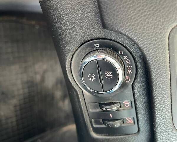 Білий Опель Інсігнія, об'ємом двигуна 2 л та пробігом 290 тис. км за 7900 $, фото 21 на Automoto.ua