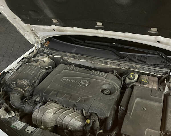 Білий Опель Інсігнія, об'ємом двигуна 1.96 л та пробігом 300 тис. км за 8000 $, фото 26 на Automoto.ua