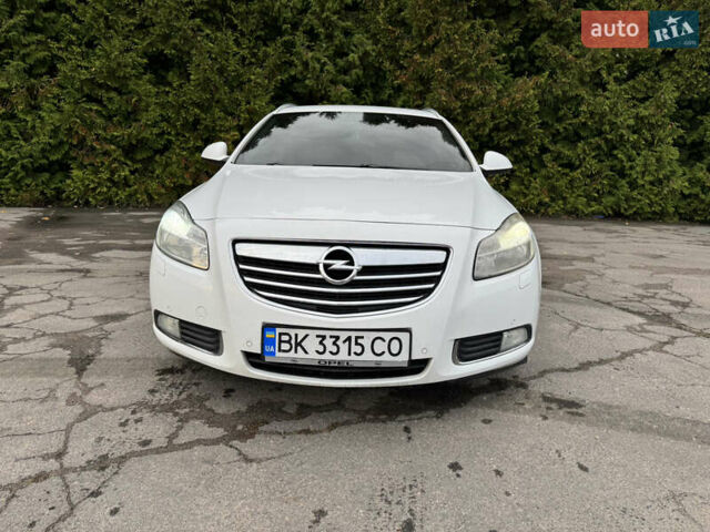 Білий Опель Інсігнія, об'ємом двигуна 2 л та пробігом 271 тис. км за 7150 $, фото 1 на Automoto.ua