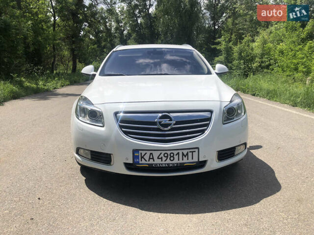 Белый Опель Инсигния, объемом двигателя 2 л и пробегом 219 тыс. км за 7950 $, фото 1 на Automoto.ua