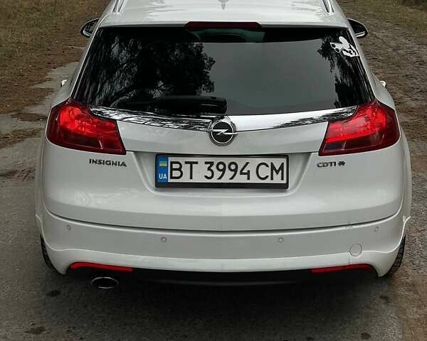 Белый Опель Инсигния, объемом двигателя 2 л и пробегом 359 тыс. км за 8500 $, фото 3 на Automoto.ua