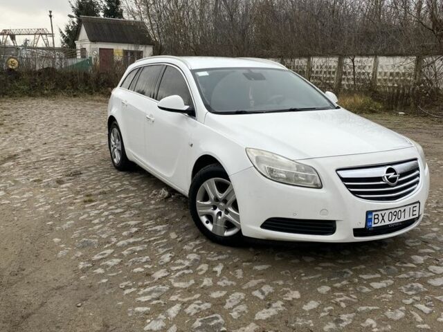 Белый Опель Инсигния, объемом двигателя 2 л и пробегом 222 тыс. км за 8200 $, фото 1 на Automoto.ua