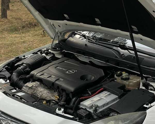 Белый Опель Инсигния, объемом двигателя 2 л и пробегом 359 тыс. км за 8500 $, фото 6 на Automoto.ua