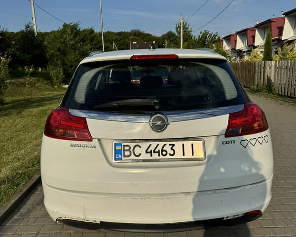 Белый Опель Инсигния, объемом двигателя 2 л и пробегом 266 тыс. км за 7350 $, фото 3 на Automoto.ua