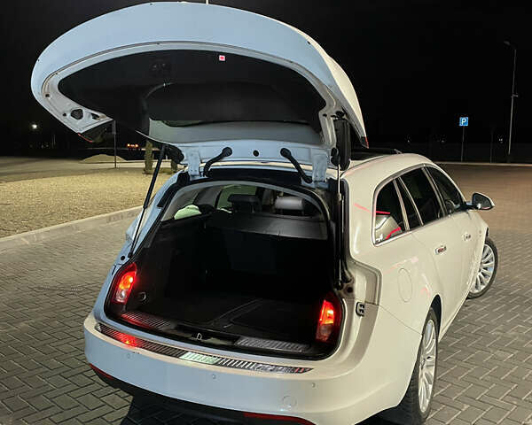 Білий Опель Інсігнія, об'ємом двигуна 1.96 л та пробігом 300 тис. км за 8000 $, фото 1 на Automoto.ua