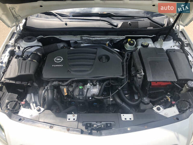 Білий Опель Інсігнія, об'ємом двигуна 2 л та пробігом 324 тис. км за 6600 $, фото 9 на Automoto.ua