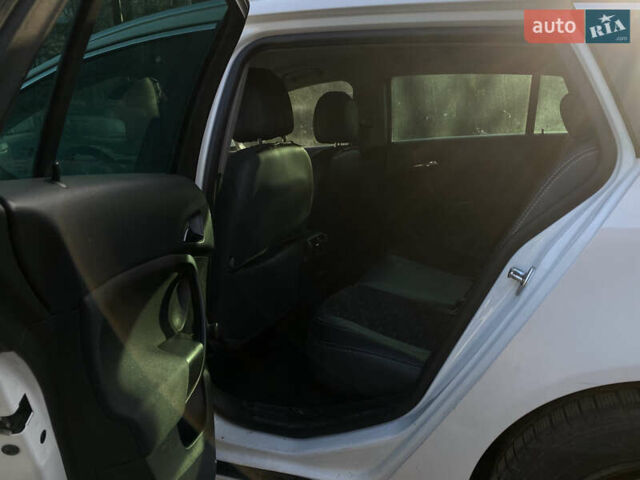 Белый Опель Инсигния, объемом двигателя 1.96 л и пробегом 348 тыс. км за 5900 $, фото 4 на Automoto.ua