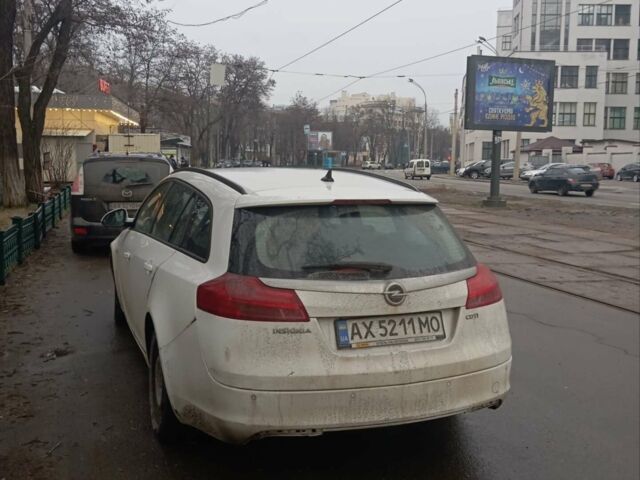 Белый Опель Инсигния, объемом двигателя 1.96 л и пробегом 324 тыс. км за 7000 $, фото 1 на Automoto.ua