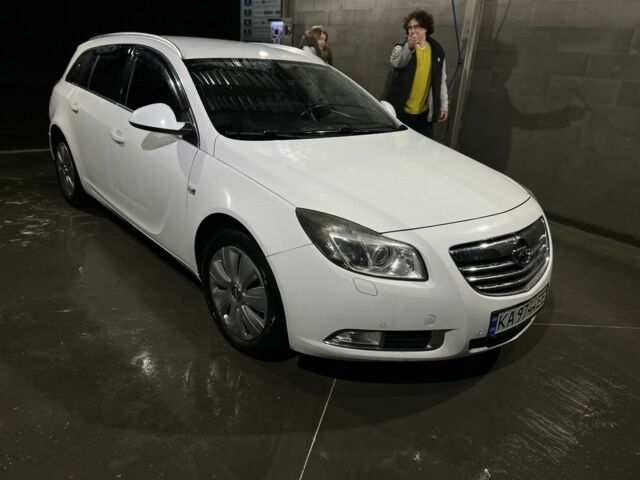 Белый Опель Инсигния, объемом двигателя 2 л и пробегом 325 тыс. км за 6599 $, фото 3 на Automoto.ua