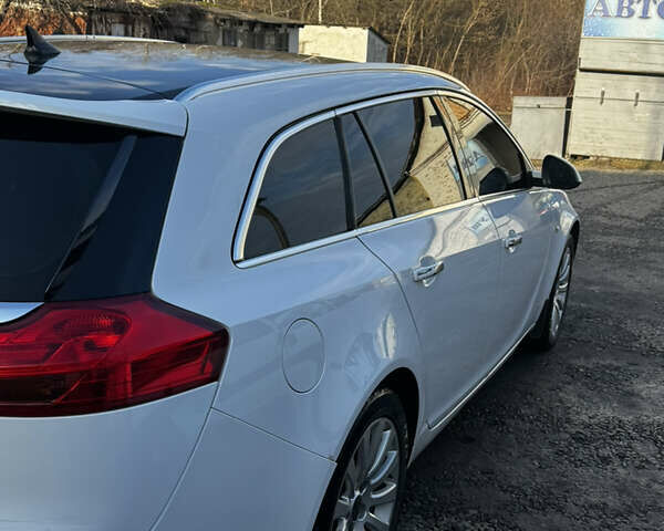 Белый Опель Инсигния, объемом двигателя 1.96 л и пробегом 207 тыс. км за 8300 $, фото 2 на Automoto.ua