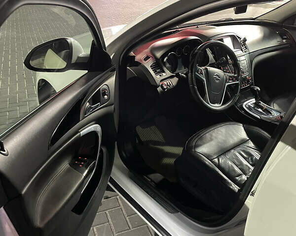 Білий Опель Інсігнія, об'ємом двигуна 1.96 л та пробігом 300 тис. км за 8000 $, фото 7 на Automoto.ua