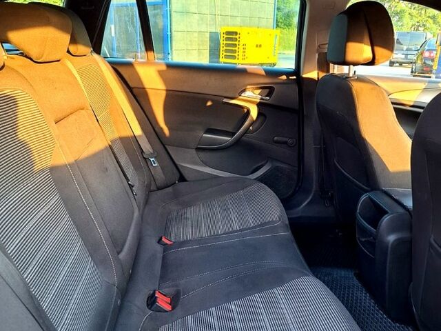 Белый Опель Инсигния, объемом двигателя 2 л и пробегом 345 тыс. км за 6300 $, фото 1 на Automoto.ua