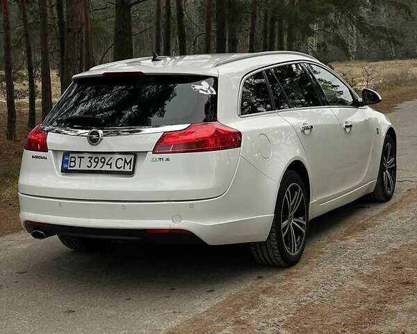 Белый Опель Инсигния, объемом двигателя 2 л и пробегом 359 тыс. км за 8500 $, фото 4 на Automoto.ua
