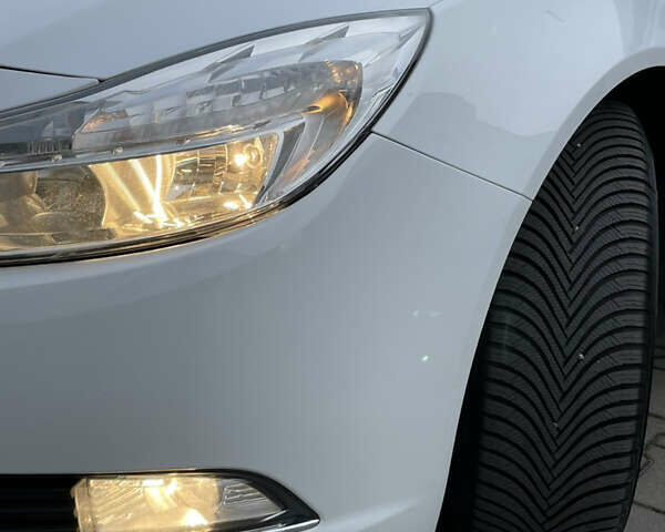 Белый Опель Инсигния, объемом двигателя 1.96 л и пробегом 260 тыс. км за 7700 $, фото 14 на Automoto.ua