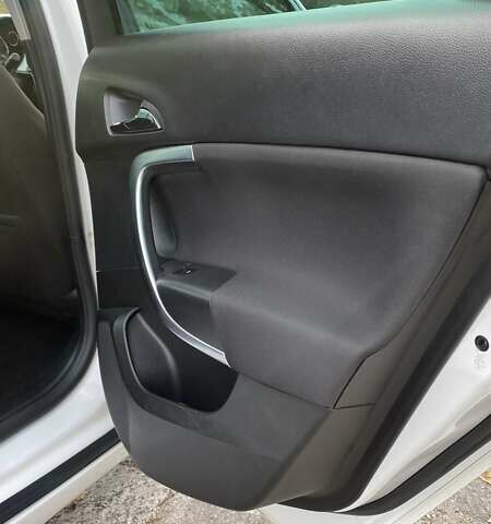 Белый Опель Инсигния, объемом двигателя 1.96 л и пробегом 274 тыс. км за 10200 $, фото 26 на Automoto.ua