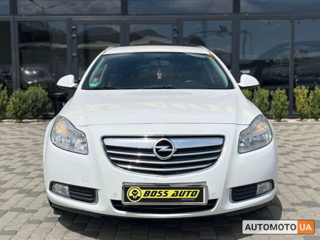 Белый Опель Инсигния, объемом двигателя 2 л и пробегом 213 тыс. км за 9900 $, фото 1 на Automoto.ua