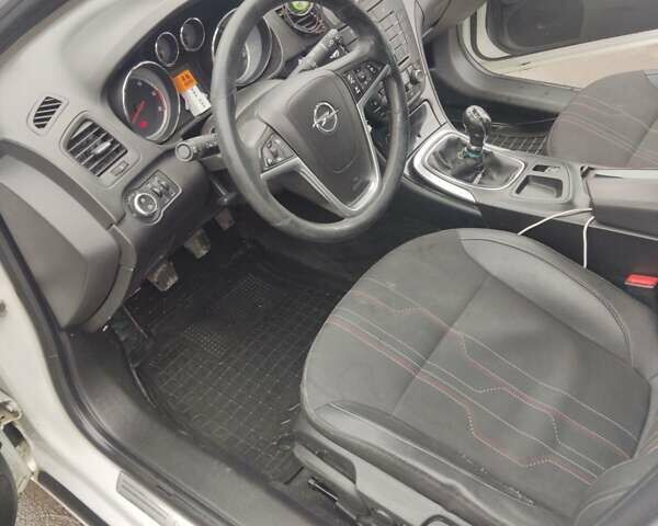 Белый Опель Инсигния, объемом двигателя 1.96 л и пробегом 324 тыс. км за 6600 $, фото 16 на Automoto.ua