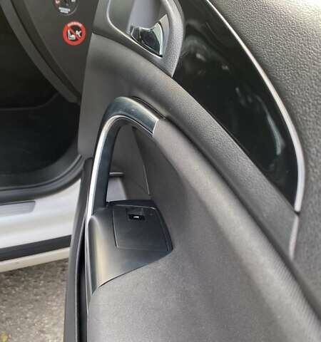 Белый Опель Инсигния, объемом двигателя 1.96 л и пробегом 274 тыс. км за 10200 $, фото 29 на Automoto.ua