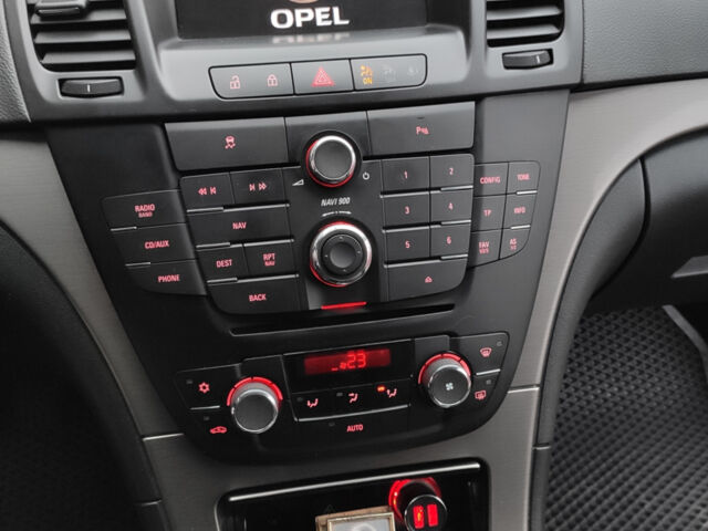 Белый Опель Инсигния, объемом двигателя 2 л и пробегом 186 тыс. км за 9500 $, фото 12 на Automoto.ua