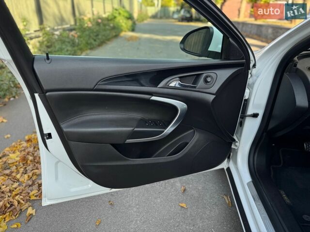 Белый Опель Инсигния, объемом двигателя 2 л и пробегом 130 тыс. км за 9300 $, фото 19 на Automoto.ua