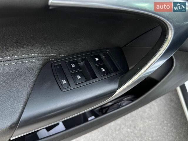 Белый Опель Инсигния, объемом двигателя 2 л и пробегом 130 тыс. км за 9300 $, фото 7 на Automoto.ua