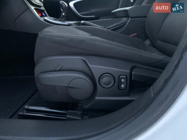 Белый Опель Инсигния, объемом двигателя 1.96 л и пробегом 276 тыс. км за 7600 $, фото 9 на Automoto.ua