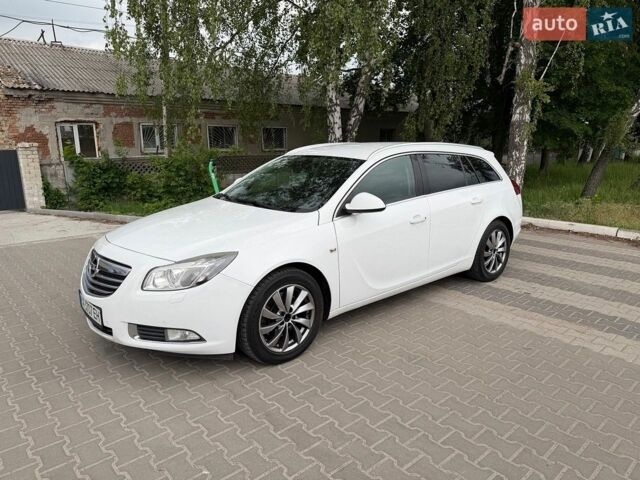 Белый Опель Инсигния, объемом двигателя 1.96 л и пробегом 305 тыс. км за 8500 $, фото 1 на Automoto.ua