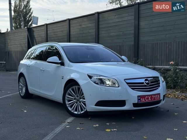 Белый Опель Инсигния, объемом двигателя 2 л и пробегом 130 тыс. км за 9300 $, фото 1 на Automoto.ua
