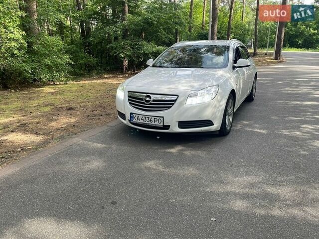 Белый Опель Инсигния, объемом двигателя 2 л и пробегом 305 тыс. км за 8600 $, фото 5 на Automoto.ua