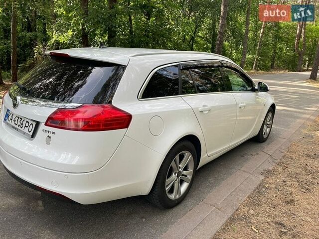 Белый Опель Инсигния, объемом двигателя 2 л и пробегом 305 тыс. км за 8600 $, фото 2 на Automoto.ua