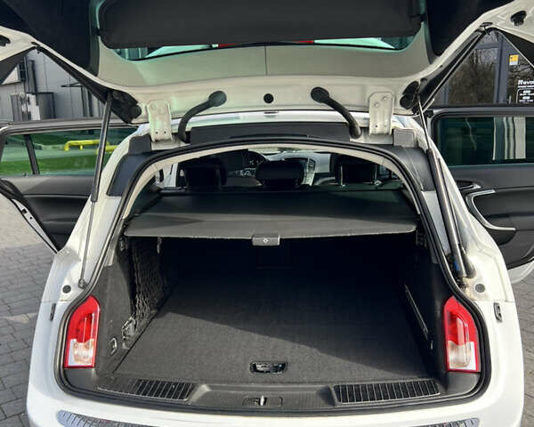 Білий Опель Інсігнія, об'ємом двигуна 1.96 л та пробігом 141 тис. км за 9800 $, фото 13 на Automoto.ua