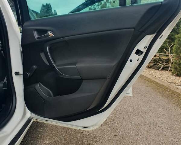 Опель Інсігнія 2012 у Мукачеве на Automoto.ua Білий Опель Інсігнія, об'ємом двигуна 2 л та пробігом 217 тис. км за 9400 $, фото 15 на Automoto.ua