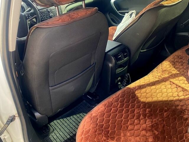 Белый Опель Инсигния, объемом двигателя 2 л и пробегом 200 тыс. км за 7500 $, фото 6 на Automoto.ua