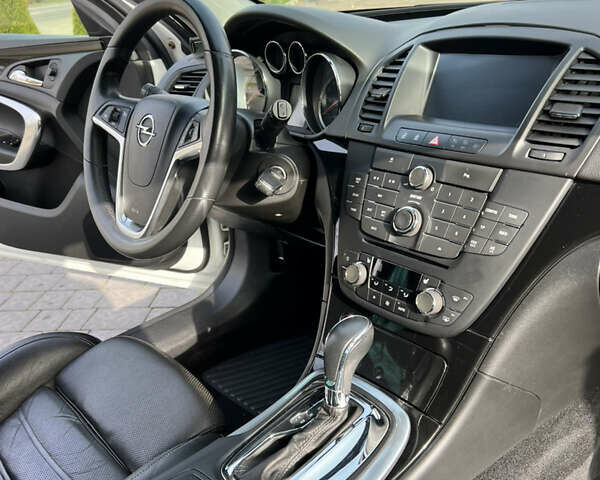 Білий Опель Інсігнія, об'ємом двигуна 1.96 л та пробігом 141 тис. км за 9800 $, фото 34 на Automoto.ua