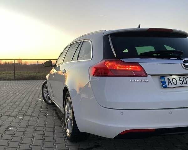 Белый Опель Инсигния, объемом двигателя 2 л и пробегом 330 тыс. км за 7100 $, фото 4 на Automoto.ua