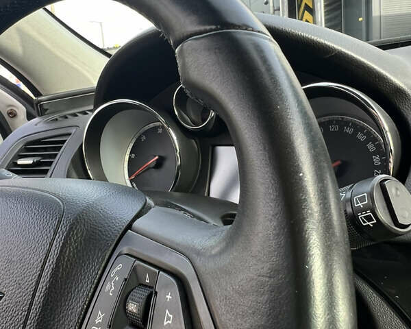 Білий Опель Інсігнія, об'ємом двигуна 1.96 л та пробігом 141 тис. км за 9800 $, фото 16 на Automoto.ua