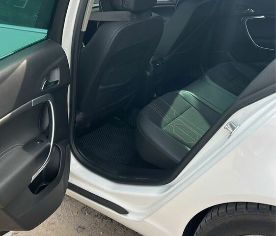 Білий Опель Інсігнія, об'ємом двигуна 2 л та пробігом 3 тис. км за 8600 $, фото 4 на Automoto.ua