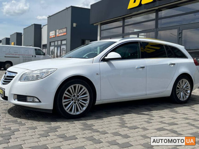 Белый Опель Инсигния, объемом двигателя 2 л и пробегом 213 тыс. км за 9900 $, фото 2 на Automoto.ua