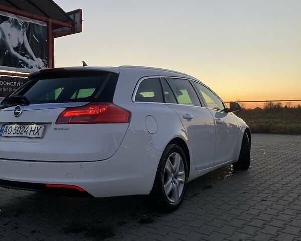 Белый Опель Инсигния, объемом двигателя 2 л и пробегом 330 тыс. км за 7100 $, фото 2 на Automoto.ua