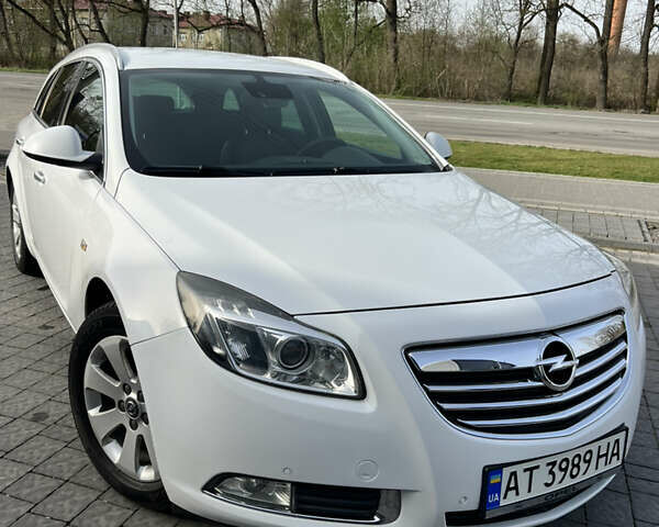 Білий Опель Інсігнія, об'ємом двигуна 1.96 л та пробігом 141 тис. км за 9800 $, фото 1 на Automoto.ua
