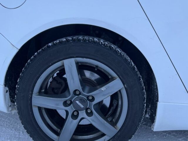 Белый Опель Инсигния, объемом двигателя 2 л и пробегом 326 тыс. км за 7600 $, фото 3 на Automoto.ua