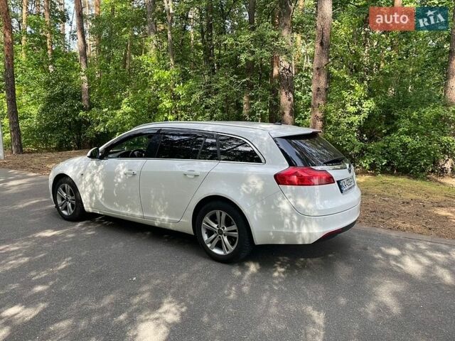 Белый Опель Инсигния, объемом двигателя 2 л и пробегом 305 тыс. км за 8600 $, фото 3 на Automoto.ua