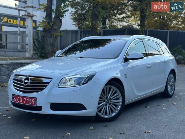 Белый Опель Инсигния, объемом двигателя 2 л и пробегом 130 тыс. км за 9300 $, фото 2 на Automoto.ua
