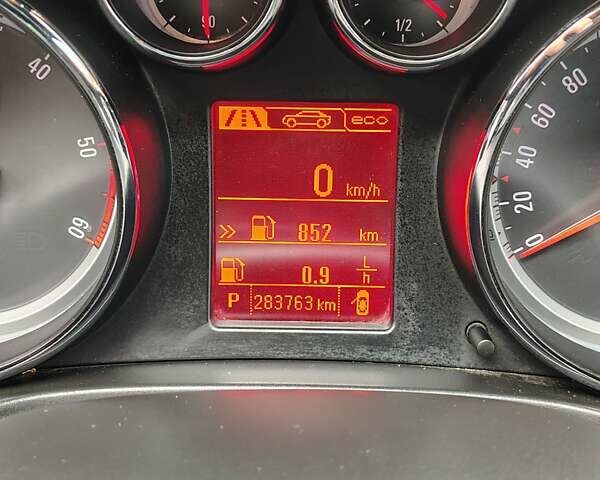 Белый Опель Инсигния, объемом двигателя 1.96 л и пробегом 287 тыс. км за 8300 $, фото 2 на Automoto.ua