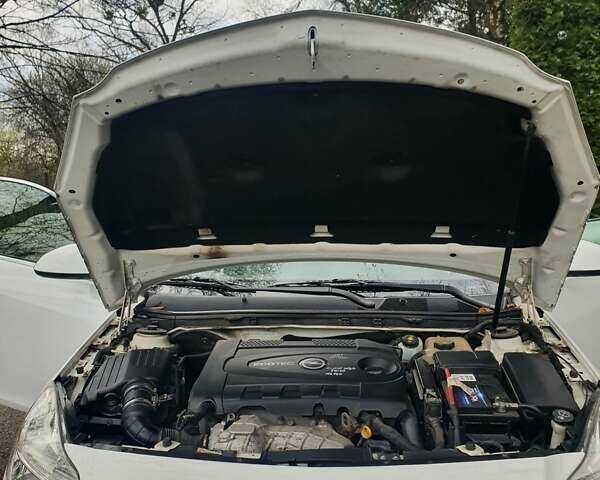 Опель Інсігнія 2012 у Мукачеве на Automoto.ua Білий Опель Інсігнія, об'ємом двигуна 2 л та пробігом 217 тис. км за 9400 $, фото 2 на Automoto.ua