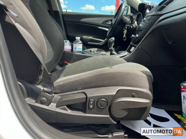 Белый Опель Инсигния, объемом двигателя 2 л и пробегом 213 тыс. км за 9900 $, фото 21 на Automoto.ua